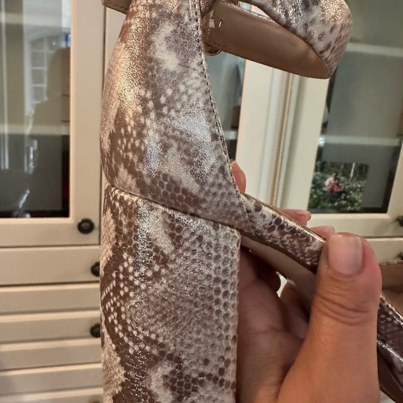 27 Edit by Naturalizer Sandal size 38 (8) in white/tan snakeskin pattern - Picture 8 of 9